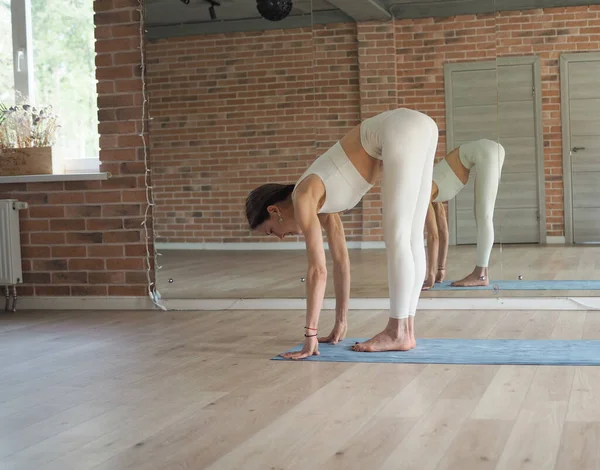 Giovane Donna Snella Che Yoga Insegnante Yoga Ginnastica Allenamento Flessibilità — Foto Stock