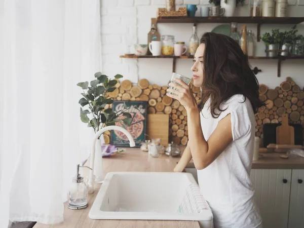 Su içen genç bir kadın