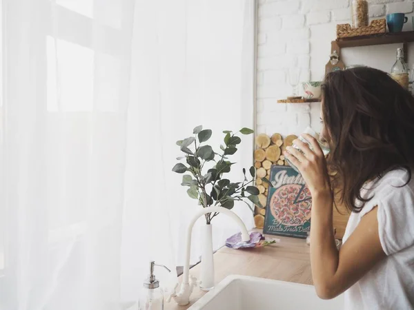 Su içen genç bir kadın