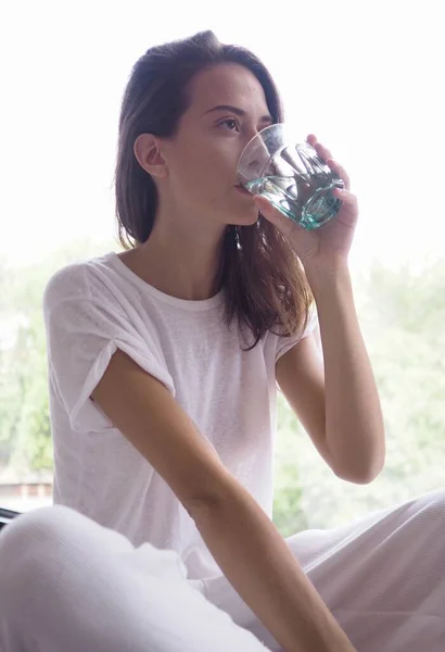 Giovane Donna Che Beve Acqua — Foto Stock