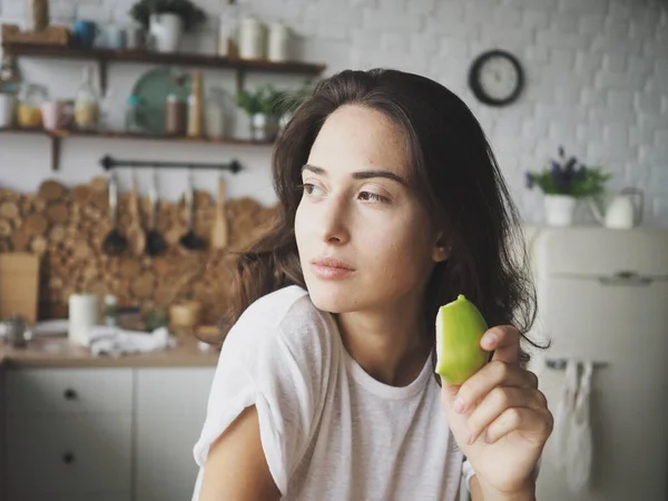 Jovem Preparando Comida Fazendo Chá Fazendo Smoothies Comendo — Fotografia de Stock