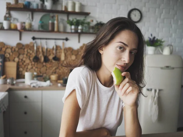 Genç kadın yemek hazırlıyor, çay yapıyor, meyve püresi yapıyor ve yiyor.