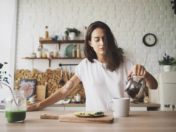 Young Woman Preparing Food Making Tea Making Smoothies Eating — Stock Photo, Image