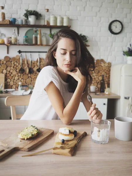 Young Woman Preparing Food Making Tea Making Smoothies Eating — Stock Photo, Image