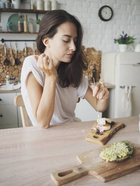 Young Woman Preparing Food Making Tea Making Smoothies Eating — Stock Photo, Image