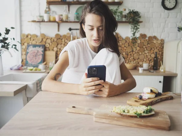 Young Woman Sitting Computer Talking Phone — Stock Photo, Image