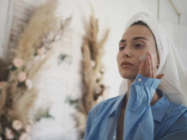 Kadın vücudu, güzel estetik, çatlaklar, detaylar, yağ ve krem.