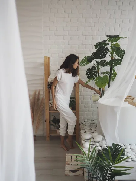 女性の散水植物のライフスタイル — ストック写真