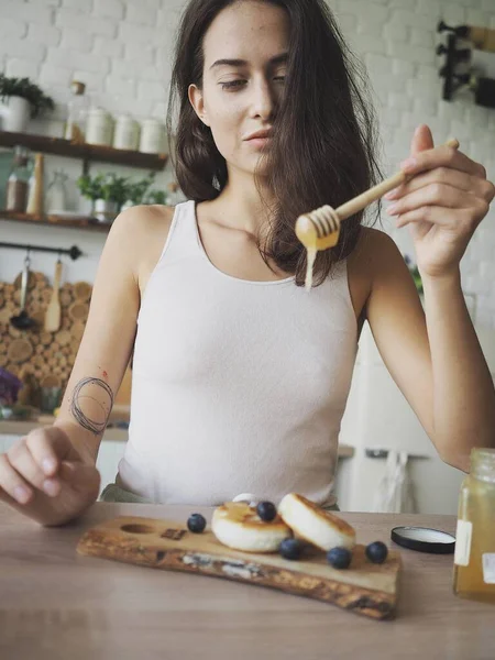 맛있고 식사를 준비하는 채식주의자 — 스톡 사진