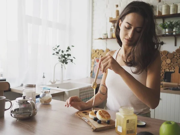 Young Vegetarian Woman Preparing Herself Delicious Healthy Breakfast — Foto de Stock