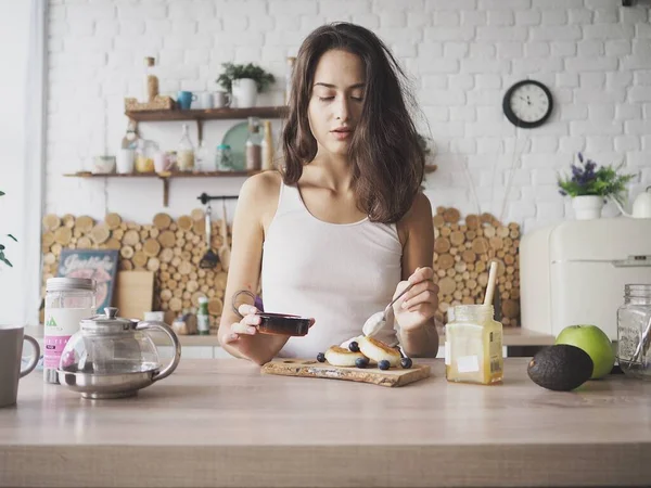 Young Vegetarian Woman Preparing Herself Delicious Healthy Breakfast — Stock Fotó