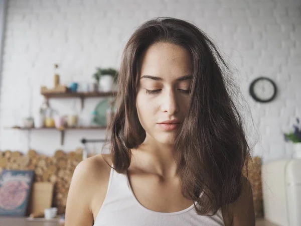 Genç vejetaryen kadın kendine lezzetli ve sağlıklı bir kahvaltı hazırlıyor.