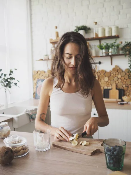 Young Vegetarian Woman Preparing Herself Delicious Healthy Breakfast — Zdjęcie stockowe