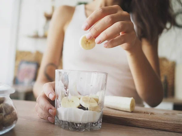 Young Vegetarian Woman Preparing Herself Delicious Healthy Breakfast — Stock Fotó