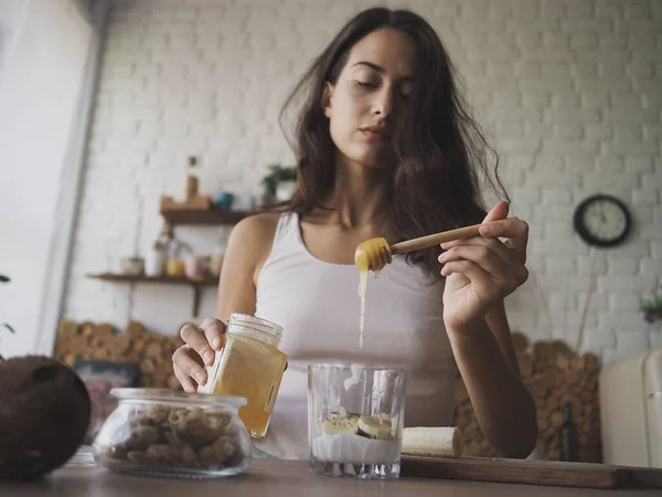 Young Vegetarian Woman Preparing Herself Delicious Healthy Breakfast — Stock fotografie