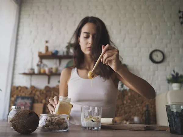 Young Vegetarian Woman Preparing Herself Delicious Healthy Breakfast — Stock Fotó