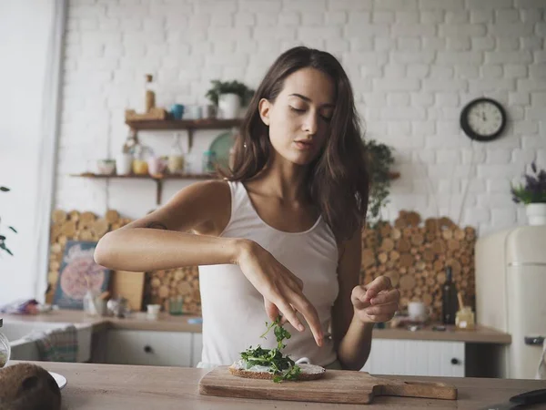 Young Vegetarian Woman Preparing Herself Delicious Healthy Breakfast — Zdjęcie stockowe