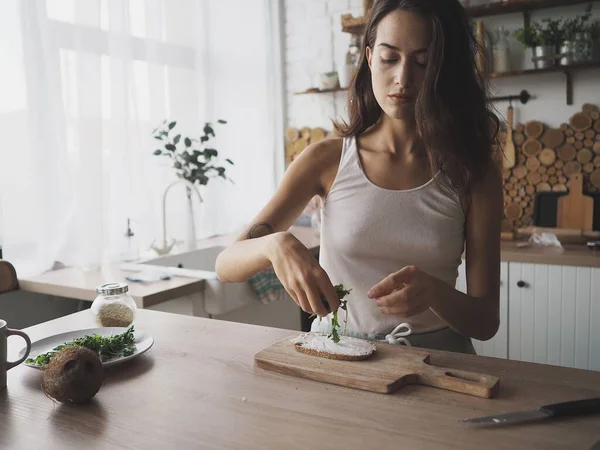 Young Vegetarian Woman Preparing Herself Delicious Healthy Breakfast — Zdjęcie stockowe