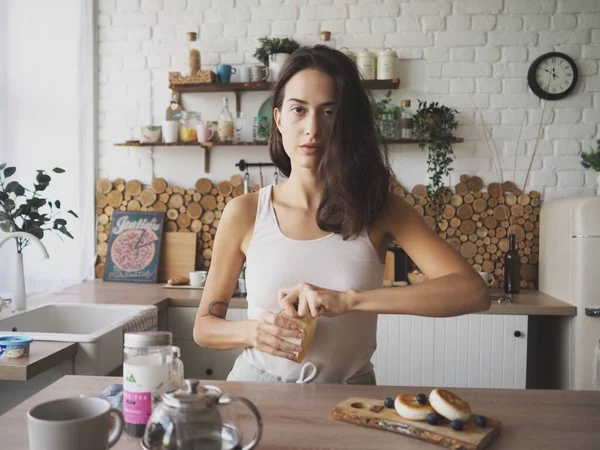 Young Vegetarian Woman Preparing Herself Delicious Healthy Breakfast — Zdjęcie stockowe