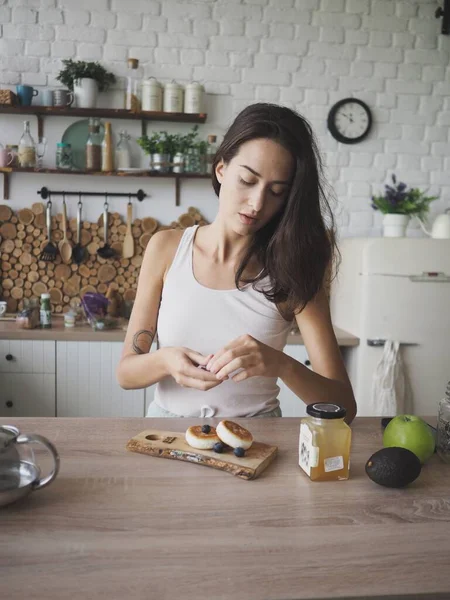 Young Vegetarian Woman Preparing Herself Delicious Healthy Breakfast — Fotografia de Stock