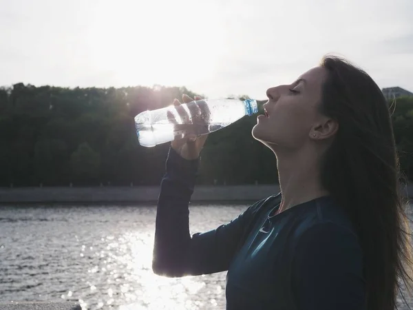 Giovane Donna Fare Sport Corre Nello Stadio Allunga Beve Acqua — Foto Stock