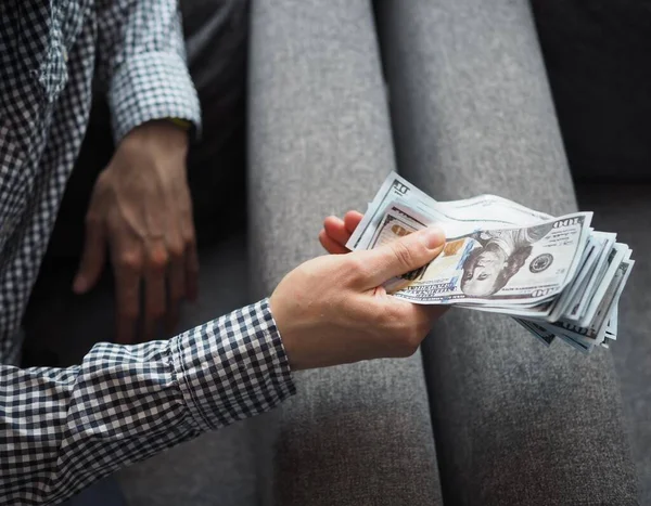 Nakit parası olan adam.