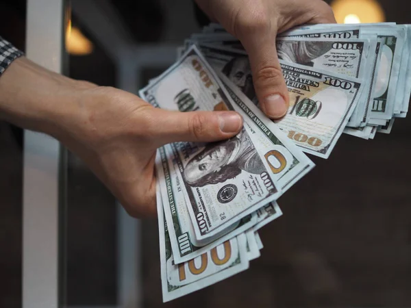 Nakit parası olan adam.