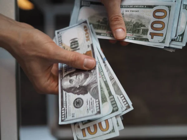 Nakit parası olan adam.