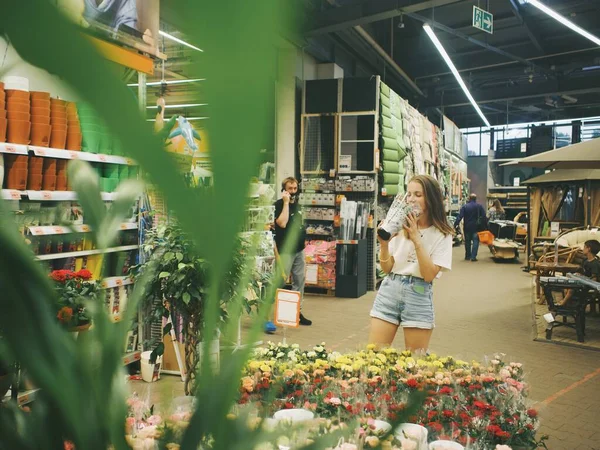 Egy Virágüzletben Szobanövényeket Választja — Stock Fotó