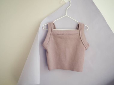 Çocuklar askılı erişteden yapılmış şık kıyafetler giyer.