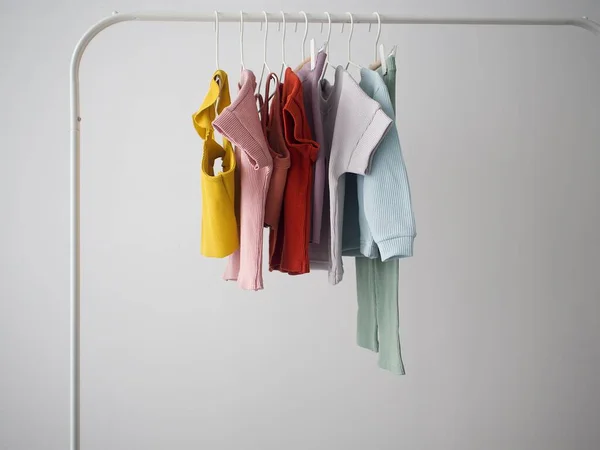 Geribbelde Kleertjes Hangen Aan Hangers Aan Reling — Stockfoto