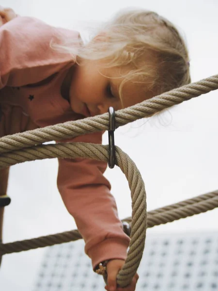 Küçük kız oyun bahçesinde, babamın yanında.