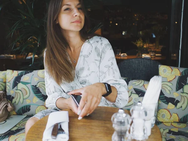 Bir kafede qr kodu, salgın kuralları, aşı, koronavirüs