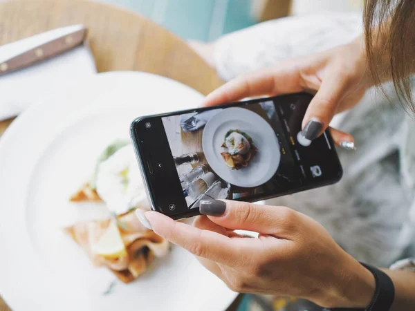 Young Woman Uses Phone Cafe Taking Pictures Food Talking Phone — Stock Photo, Image