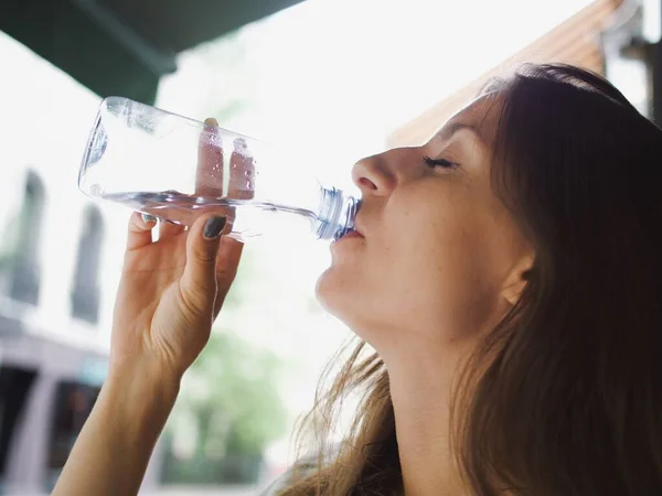 Kobieta Pijąca Wodę Plastikowej Butelki — Zdjęcie stockowe