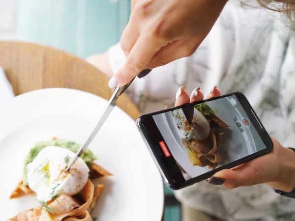 Young Woman Uses Phone Cafe Taking Pictures Food Talking Phone — Stock Photo, Image