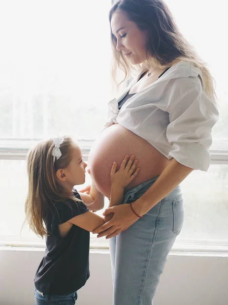 Klein Meisje Dochter Knuffels Zwanger Mam — Stockfoto