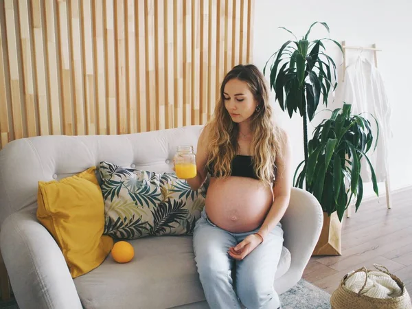 Gravid Kvinna Dricker Färskpressad Apelsinjuice Vitaminer För Gravida Kvinnor — Stockfoto