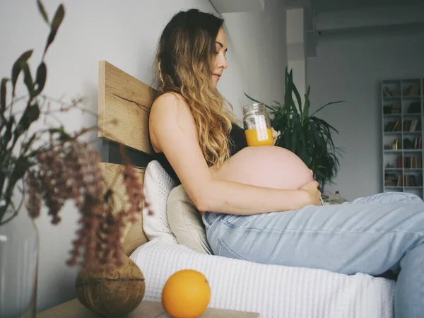 Terhes Iszik Frissen Facsart Narancslé Vitaminok Terhes Nők — Stock Fotó