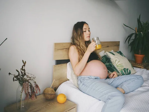 Kobieta Ciąży Pije Świeżo Wyciskany Sok Pomarańczowy Witaminy Dla Kobiet — Zdjęcie stockowe