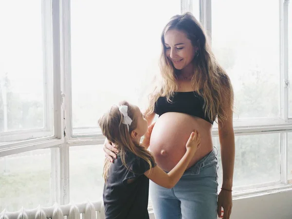 Menina Filha Abraços Grávida Mãe — Fotografia de Stock