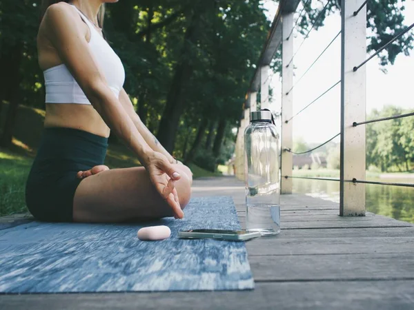 Junge Frau Meditiert Und Macht Yoga Park — Stockfoto