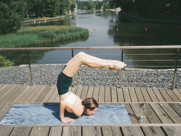 Parkta yoga, pozlar, assanalar, esneme ve esneklik, yoga kıyafetleri.