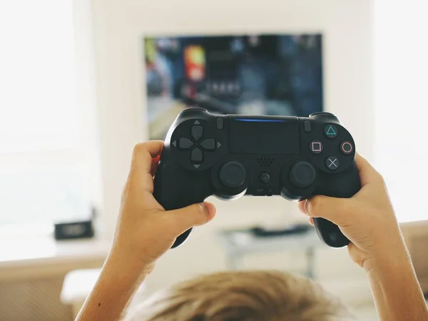 Kinder Spielen Computerspiele Auf Joystick Konsole Fernseher — Stockfoto