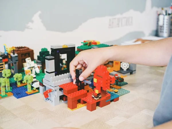Chico Jugando Lego Casa —  Fotos de Stock