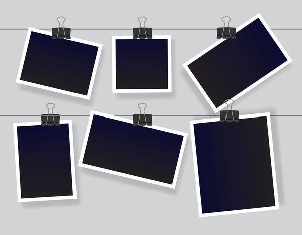 Şarjörde Asılı Boş Fotoğraf Çerçevesi Siyah Farklı Formlarda Boş Vintage — Stok Vektör
