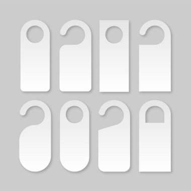 Kapı tokmağı uyarı askısı kuruldu. Beyaz boş kapı işaretleri şablonu. Gri arkaplanda vektör illüstrasyonu izole edildi