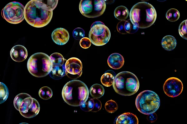 Мильні бульбашки на чорному тлі — стокове фото
