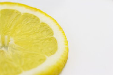 limon dilimi closeup beyaz arka plan üzerinde,