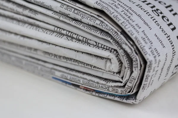 Stapels oude kranten, stapels oude kranten — Stockfoto